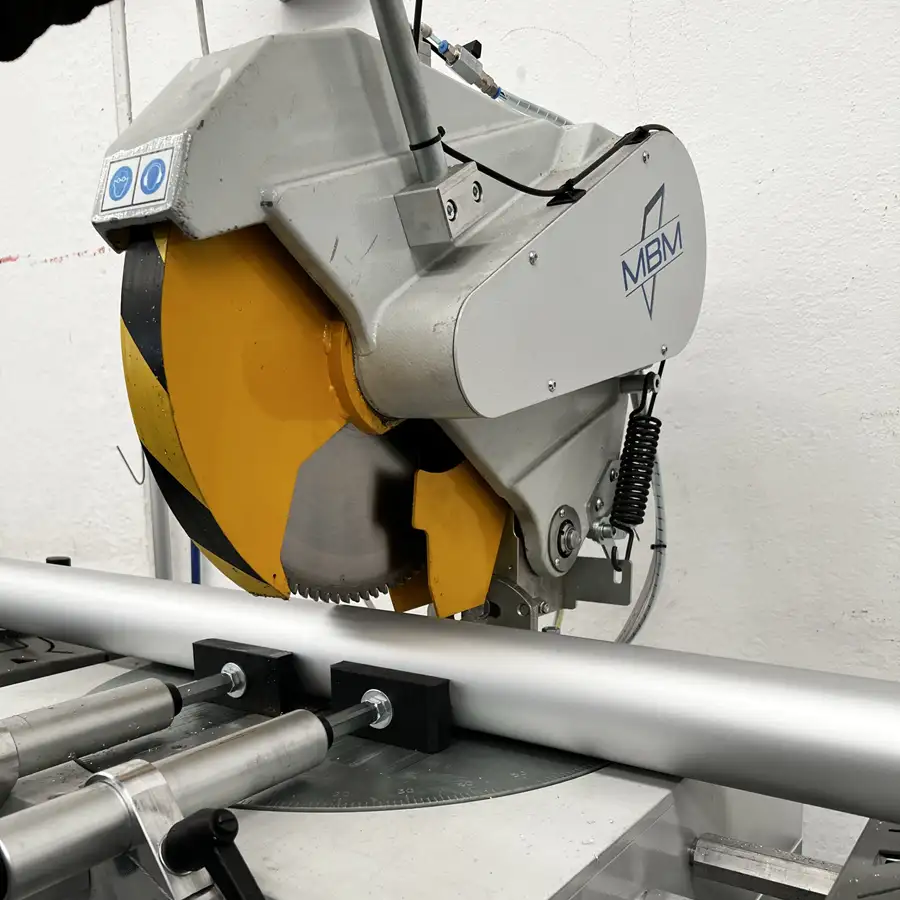 taglio trafilati, pennoni per bandiere taglio trafilati, pennoni per bandiere